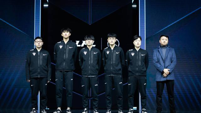 与侧翼形成 与侧翼形成